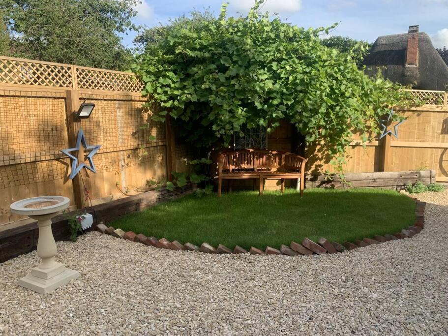 The Shack - Thatched Self Contained Annex Collingbourne Ducis Esterno foto